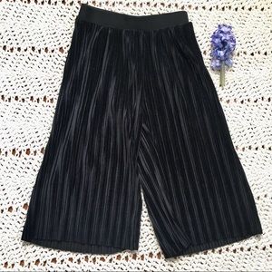 Black velvet pleated trousers. NWOT. Like new